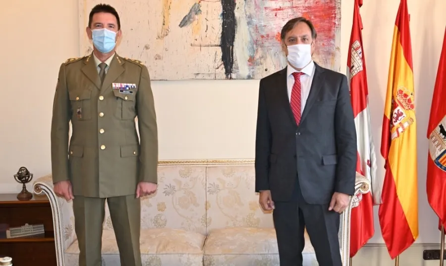 El alcalde de Salamanca, Carlos García Carbayo, ha recibido hoy en el Ayuntamiento al coronel del Regimiento de Especialidades de Ingenieros Nº11 de Salamanca, Guillermo José Rodríguez Berlandino