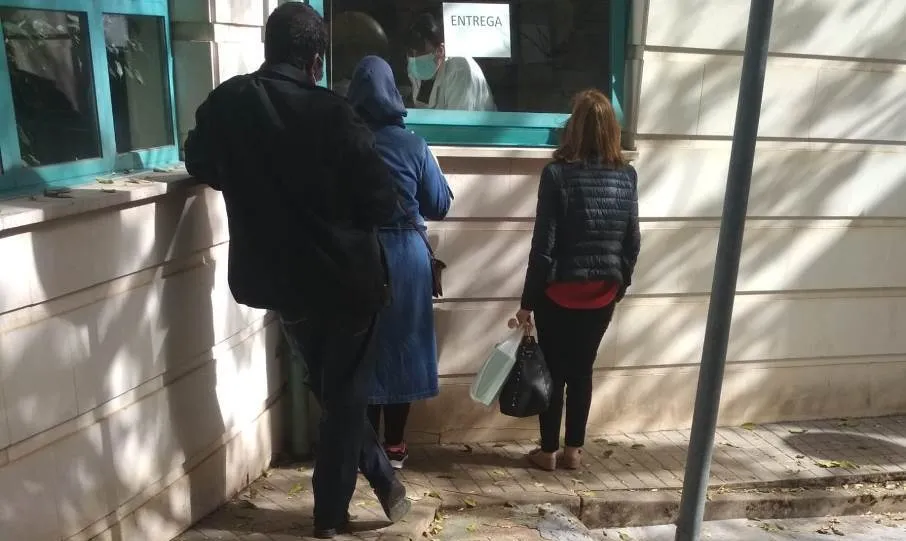 Foto 3 - Quejas de los usuarios del centro de salud de Pizarrales por las colas en el exterior para pedir...