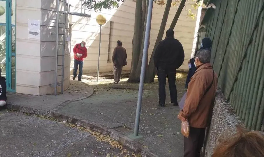 Foto 6 - Quejas de los usuarios del centro de salud de Pizarrales por las colas en el exterior para pedir...
