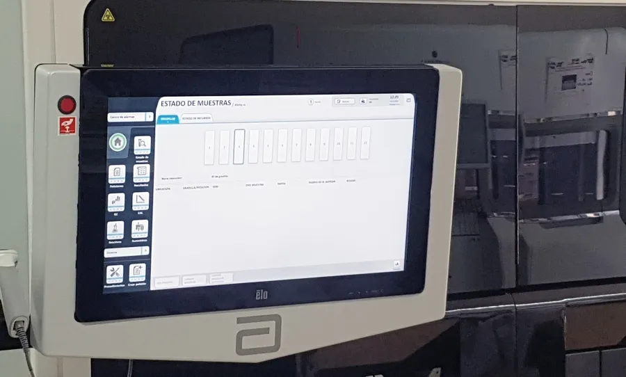 Foto 2 - Puesta en marcha del nuevo robot del Hospital de Salamanca que puede realizar 800 an&aacute;lisis PCR al...
