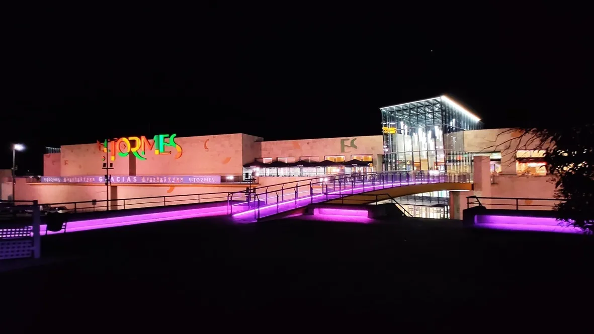 Foto 2 - El color rosa ilumina los exteriores del Centro Comercial El Tormes  