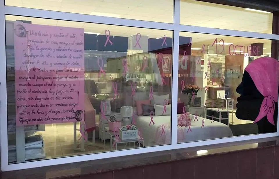 Foto 4 - Establecimientos de variados puntos de la ciudad visten sus escaparates de rosa  