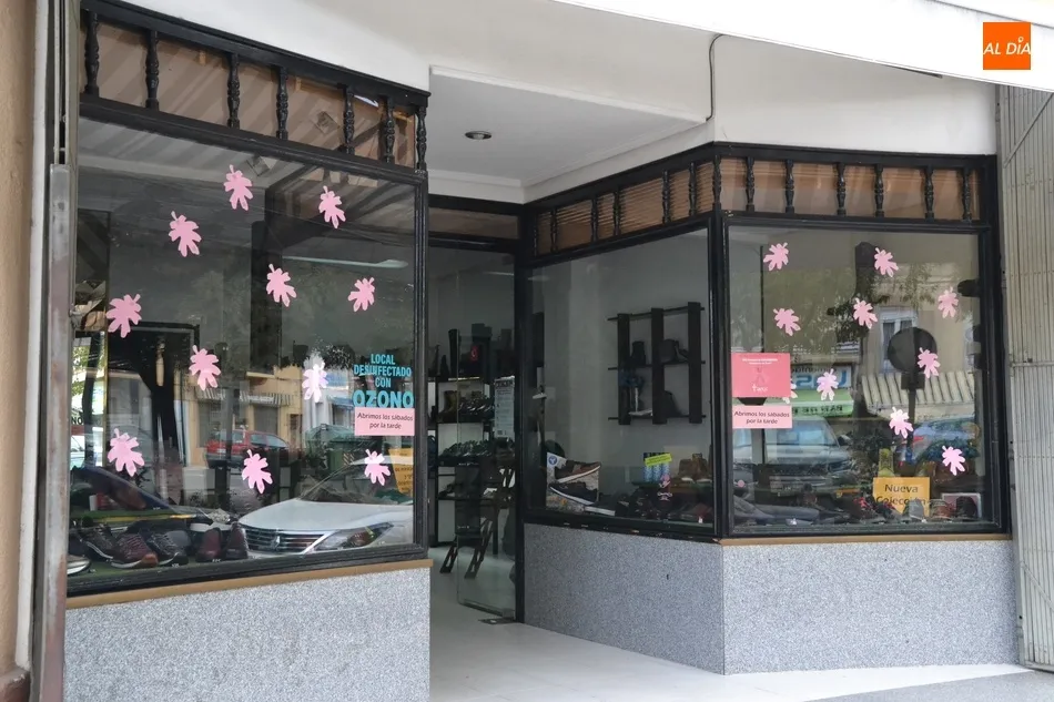 Foto 8 - Establecimientos de variados puntos de la ciudad visten sus escaparates de rosa  