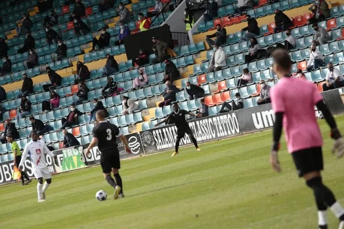 El Salamanca UDS, con Tribuna de fondo, en el amistoso contra el Majadahonda / Salamanca CF UDS