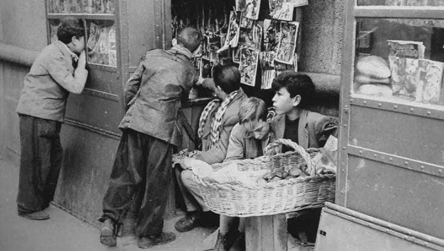 El quiosco exterior del Mercado Central, frente al Pozo Amarillo