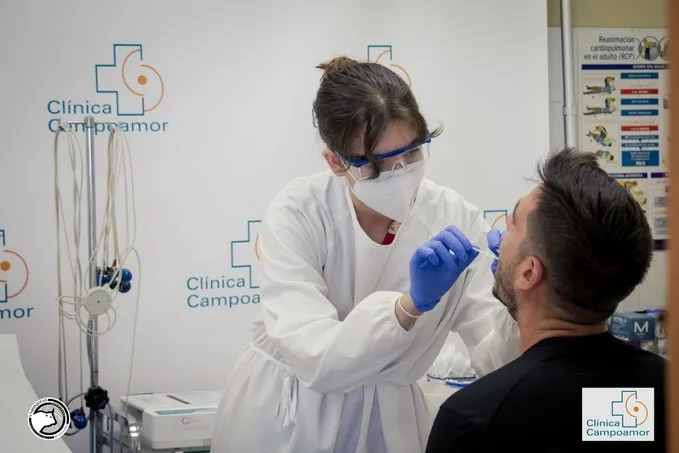 Un jugador de Unionistas, durante la prueba de PCR / Unionistas CF