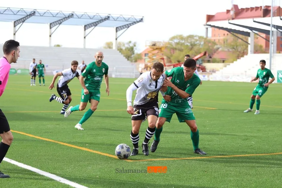 Álex Rey trata de irse de un rival en una acción por banda