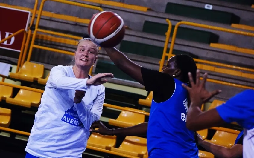Emese Hof realiza un pase, durante un entrenamiento