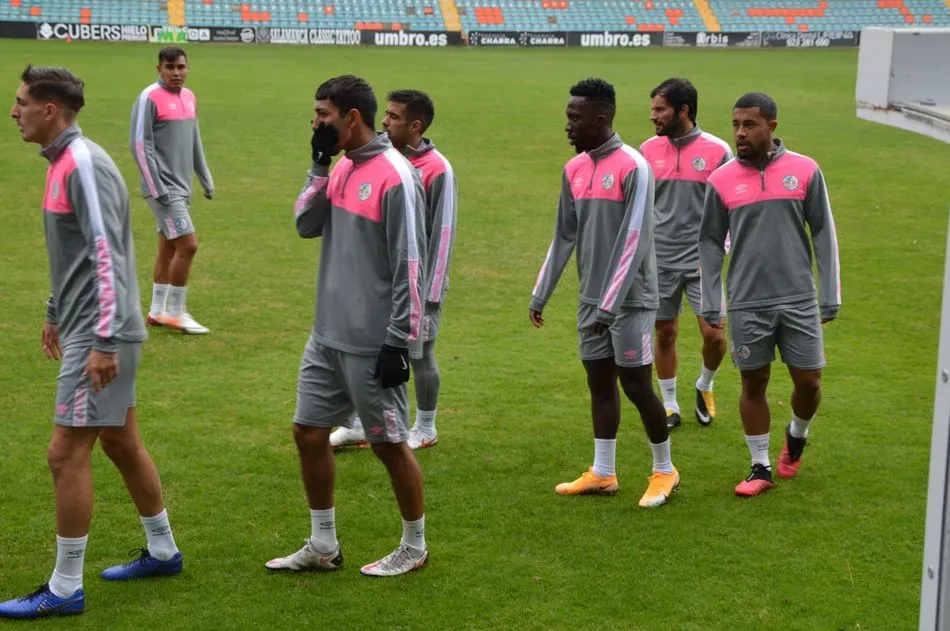 Jugadores de diversa nacionalidad del Salamanca UDS, en un entrenamiento en el Helmántico