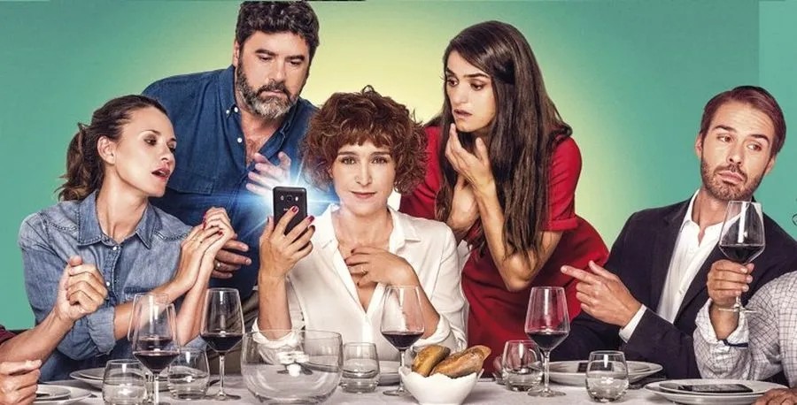 Perfectos desconocidos es una comedia divertida que cuenta la historia de cuatro parejas que se conocen desde siempre y que quedan a cenar en casa de una de ellas