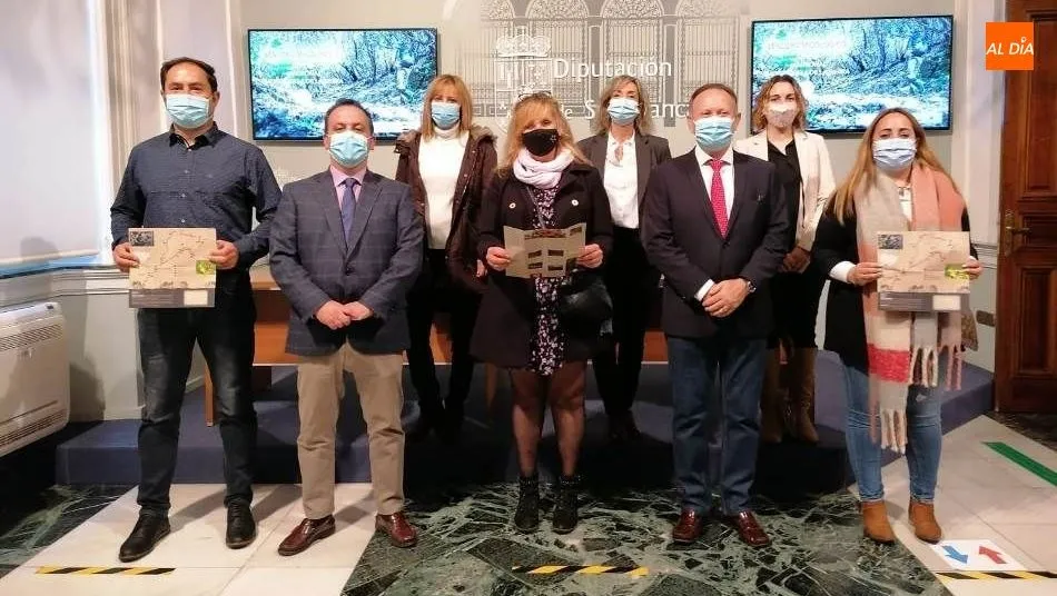 El diputado de Turismo, Francisco Javier García Hidalgo junto a los alcaldes de los tres municipios, María Francisca Ciudad, de Cepeda; María Esperanza Gascón, Madroñal; y Óscar Sánchez, de Herguijuela de la Sierra. Foto de Lydia González