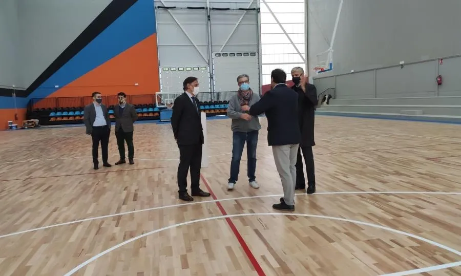 Carbayo, Recio, García Rubio y Lavado, en el pabellón viendo el resultado tras las obras