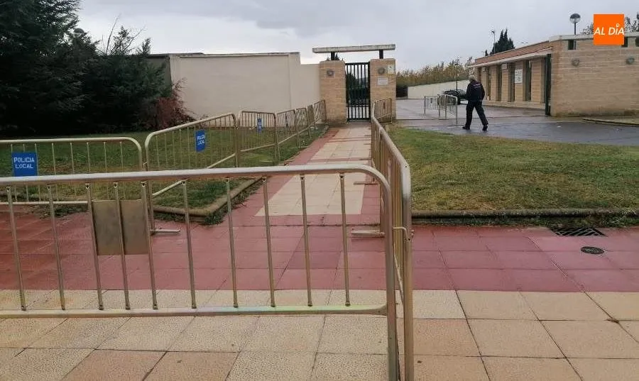 Vallas en el acceso principal al cementerio de Salamanca. Foto de Lydia González