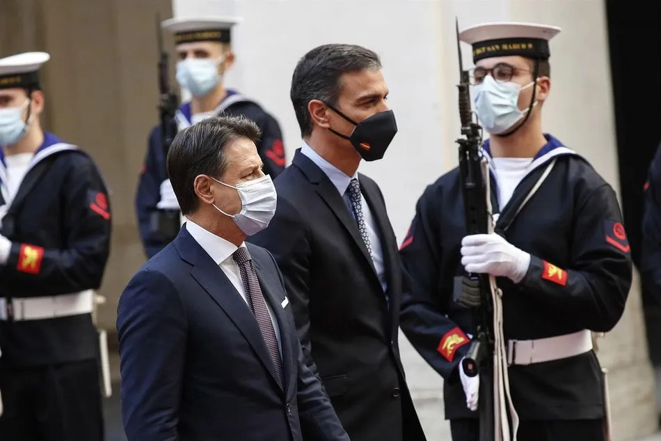 Italian Prime Minister Giuseppe Conte (L) welcomes Spanish Prime Minister Pedro Sanchez at Chigi Palace. Photo: Giuseppe Lami/LaPresse via ZUMA Press/dpa