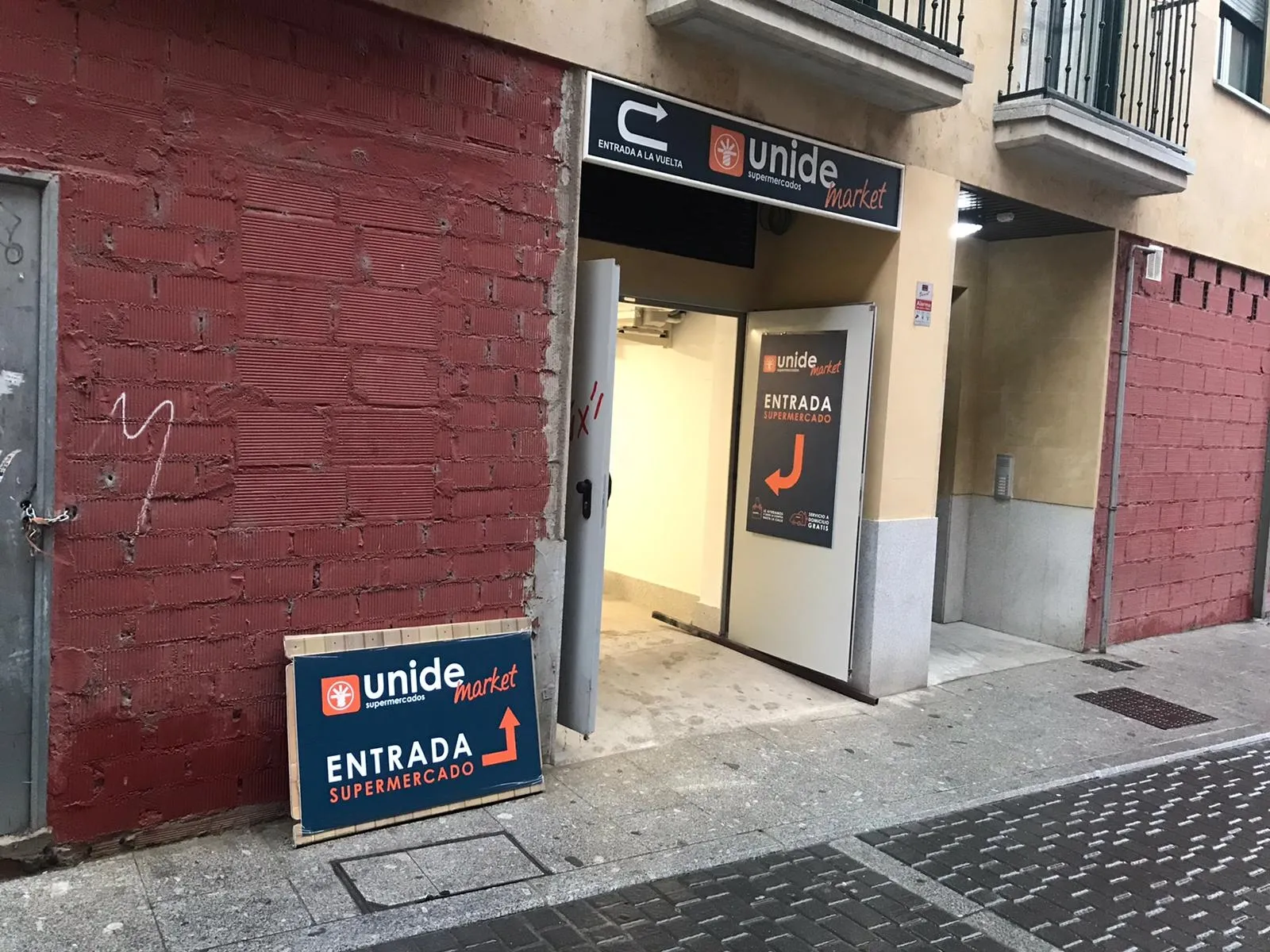 Entrada a Unide Market por la calle Hospital / Pedro Zaballos