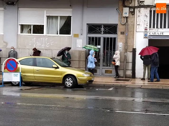 Foto 5 - Largas colas en el Centro de Salud de La Alamedilla para vacunarse de la gripe
