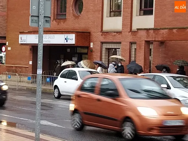 Foto 4 - Largas colas en el Centro de Salud de La Alamedilla para vacunarse de la gripe