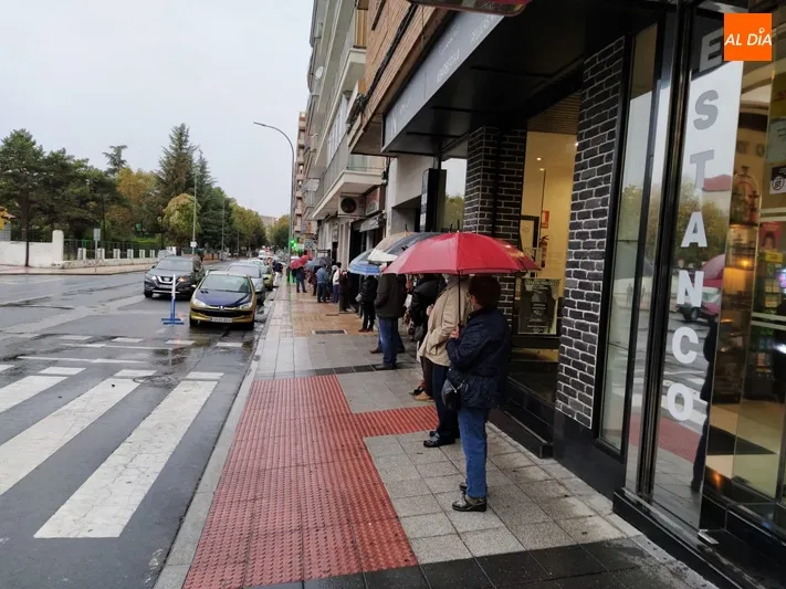Foto 3 - Largas colas en el Centro de Salud de La Alamedilla para vacunarse de la gripe