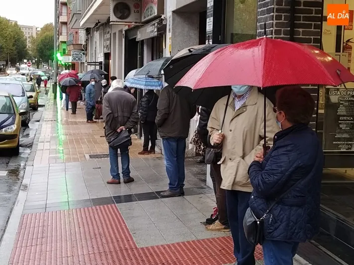 Foto 2 - Largas colas en el Centro de Salud de La Alamedilla para vacunarse de la gripe