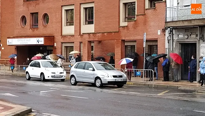 Decenas de personas a las puertas del Centro de Salud La Alamedilla para recibir la vacuna de la gripe