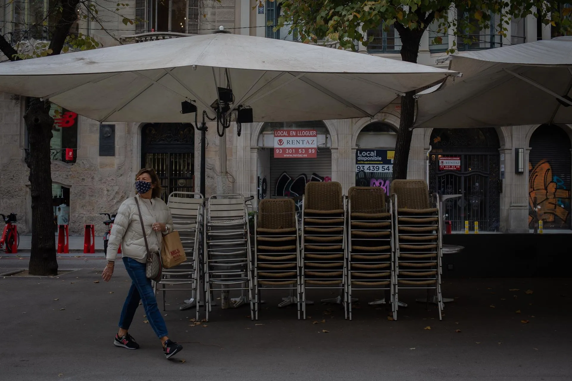 Terraza recogida de un bar cerrado durante el cuarto día de la entrada en vigor de las nuevas restricciones en Barcelona