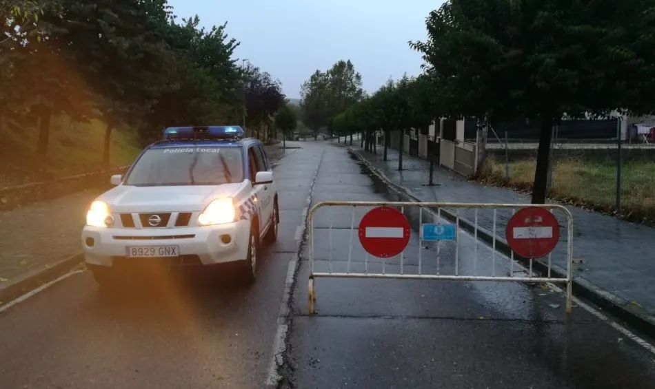 Una ráfaga de viento provoca la caída de un motorista en plena A-62  