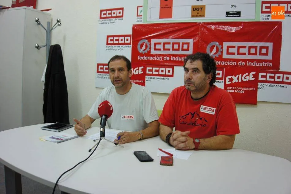 José Fernando Luengo (izqda) y Juanma Ramos (Dcha) en la sede local de CCOO - Archivo