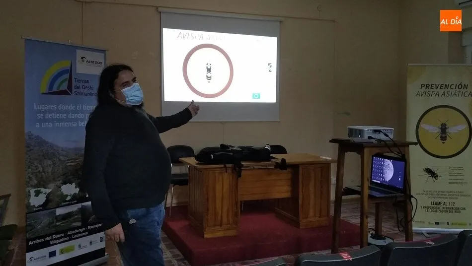 El técnico Alonso en su intervención en la charla ofrecida en Lumbrales / E. Corredera