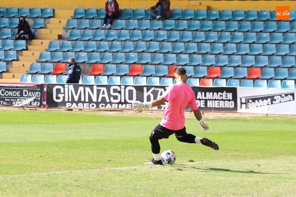 Barbero realiza un saque en largo, en un Helmántico con el público separado en sus gradas