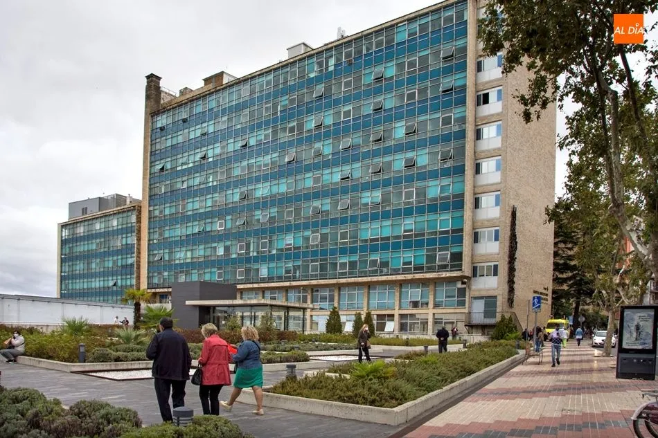 Uno de los edificios del hospital Virgen de la Vega. Foto de archivo
