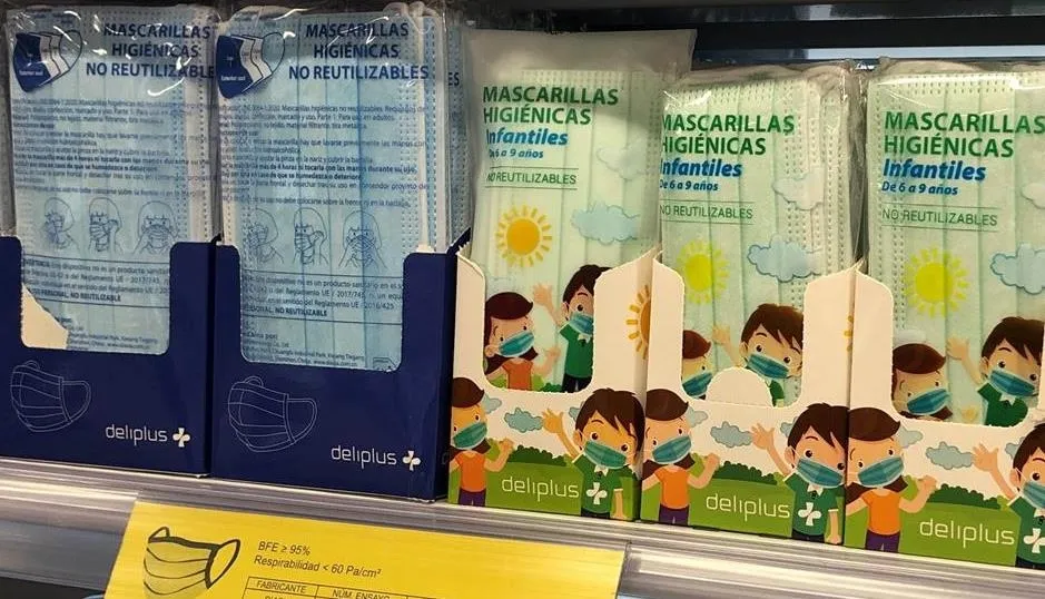 Paquetes de 10 unidades de mascarillas de la marca Deliplus