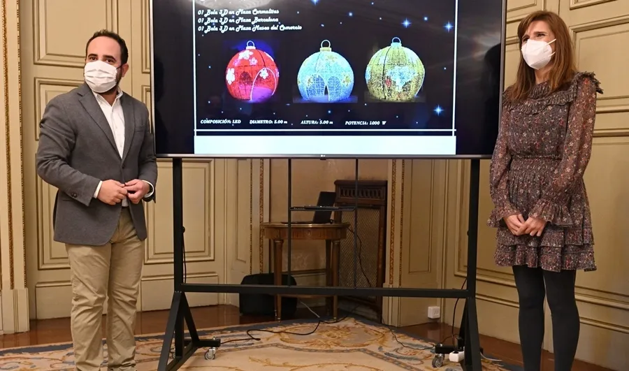 El concejal de Fomento y responsable de alumbrado, Daniel Llanos, acompañado por la concejala de Participación Ciudadana, Almudena Parres