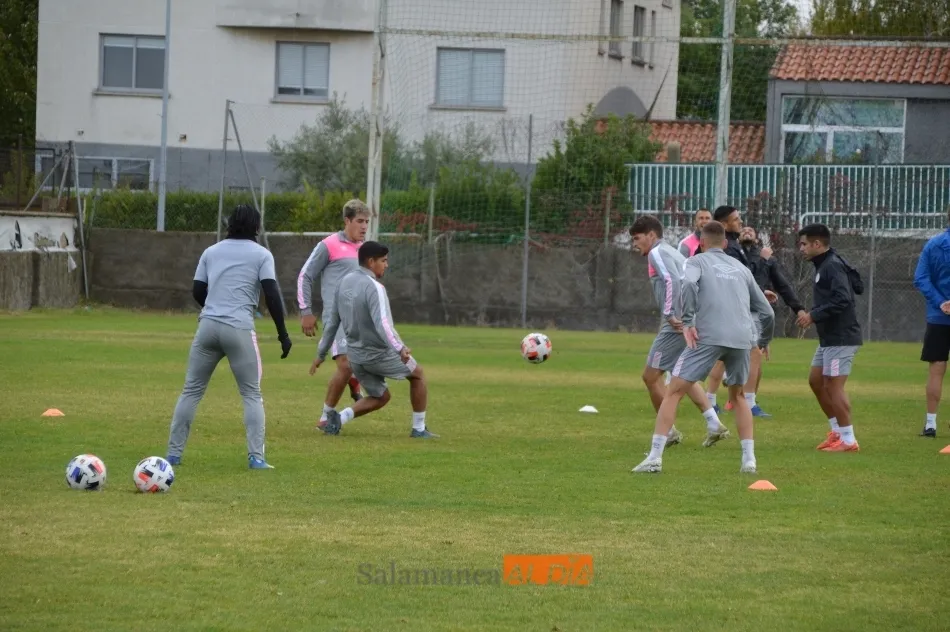 Duma (a la izquierda y con pelo rubio), en un rondo del Salamanca UDS / Carlos Cuervo