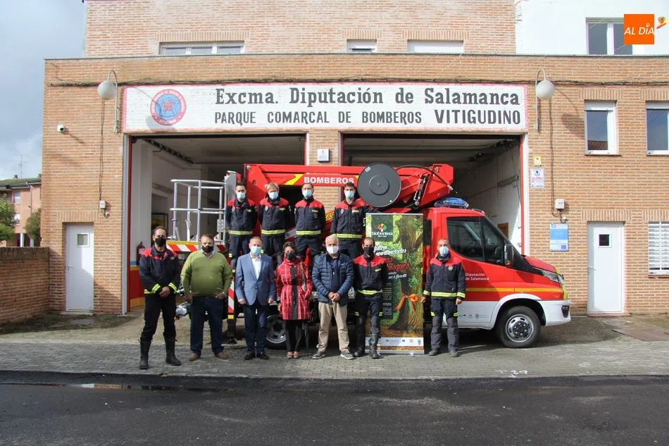 Foto 3 - La Diputaci&oacute;n entrega al Parque de Bomberos de Vitigudino un cami&oacute;n para trabajos en altura  