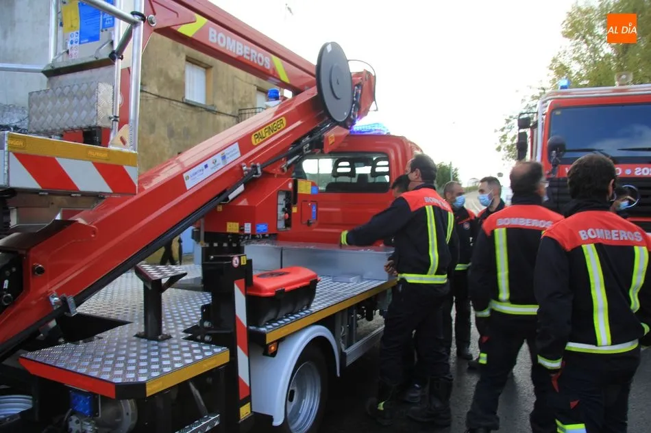 Foto 11 - La Diputaci&oacute;n entrega al Parque de Bomberos de Vitigudino un cami&oacute;n para trabajos en altura  