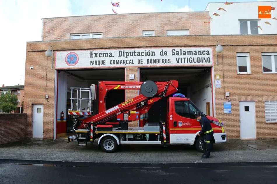 Foto 10 - La Diputaci&oacute;n entrega al Parque de Bomberos de Vitigudino un cami&oacute;n para trabajos en altura  