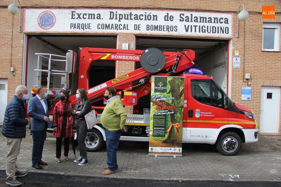Foto 6 - La Diputaci&oacute;n entrega al Parque de Bomberos de Vitigudino un cami&oacute;n para trabajos en altura  
