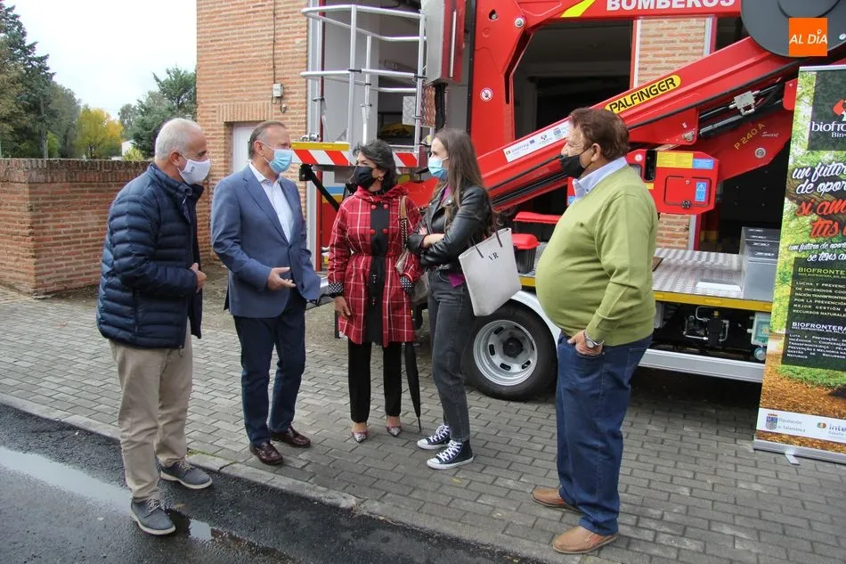 Foto 5 - La Diputaci&oacute;n entrega al Parque de Bomberos de Vitigudino un cami&oacute;n para trabajos en altura  