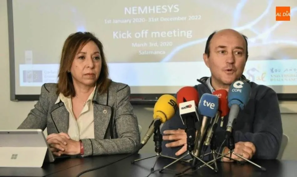 El investigador principal del IBSAL, catedrático de la Universidad de Salamanca y coordinador de Harmony, Jesús María Hernández Rivas, a la derecha