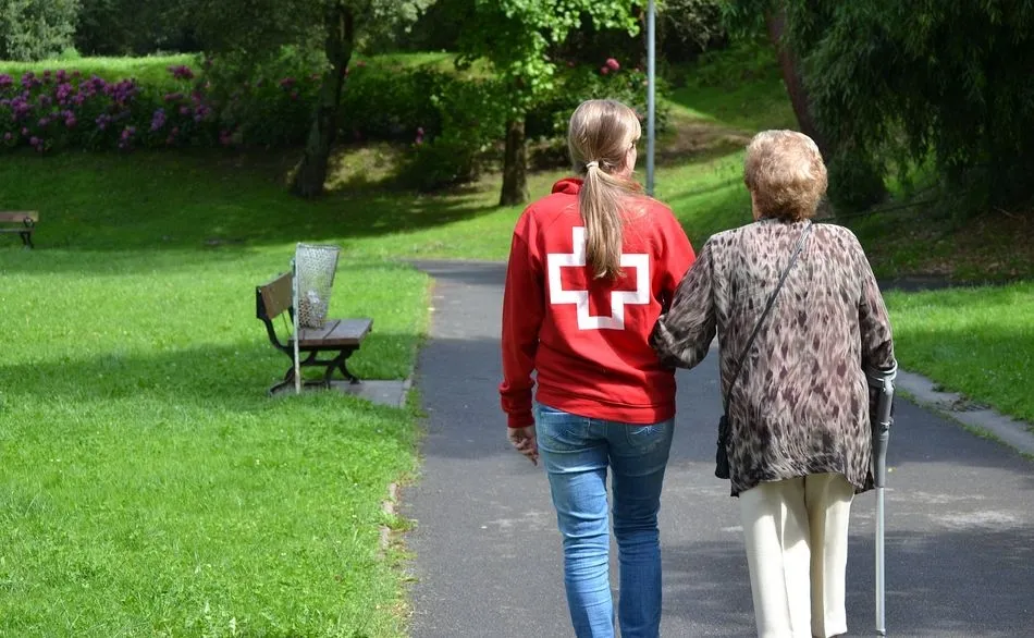 Cruz Roja ofrece su servicio de acompañamiento para personas dependientes o con discapacidad - Cruz Roja