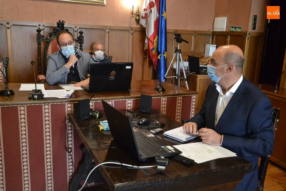 Unanimidad en la sesión extraordinaria en la que se ‘volvió’ al Salón de Plenos 5 meses y...