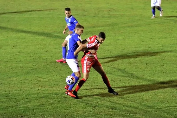 Carlos de la Nava disputa un balón, en los octavos de final de la Copa Federación, ante el Melilla / Unionistas CF