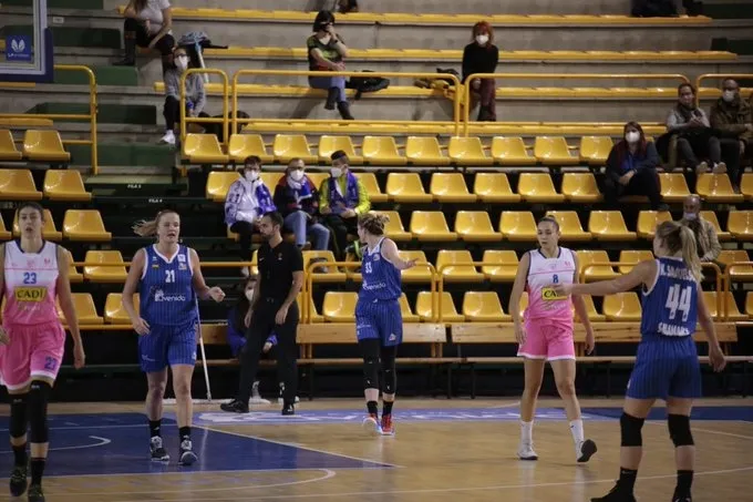 Foto 6 - El Perfumer&iacute;as Avenida tiene que apretar la maquinaria para imponerse al Cad&iacute; La Seu (70-50)