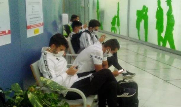 Varios jugadores de Unionistas esperan a su vuelo, en el aeropuerto de Melilla / Unionistas CF