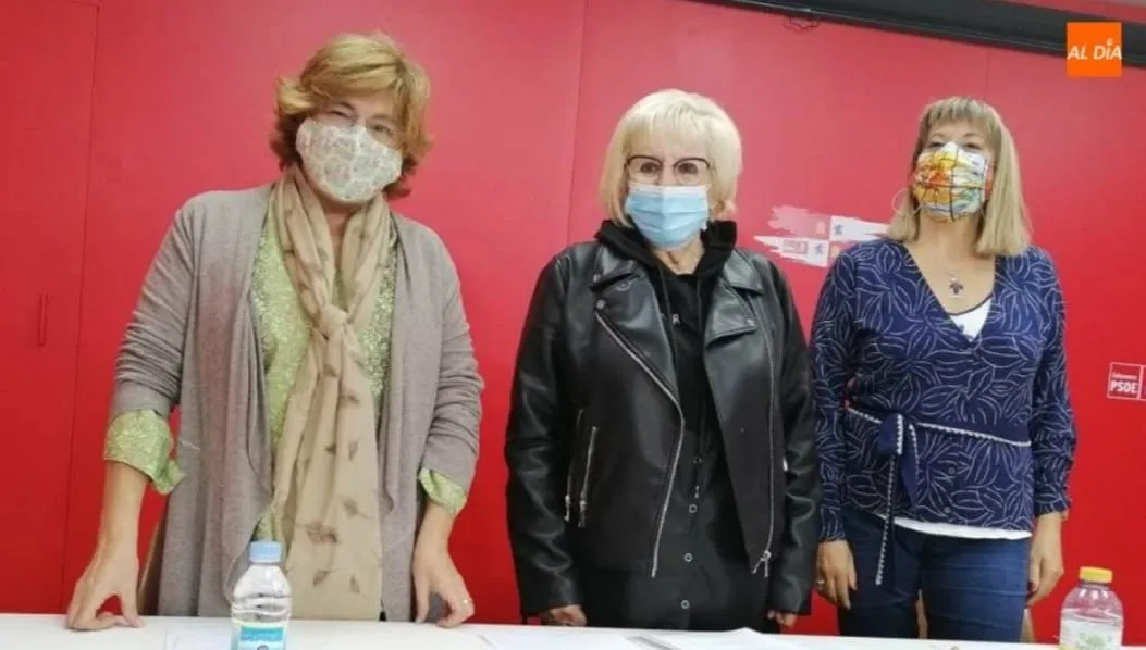 La procuradora zamorana Inmaculada García Rioja, portavoz socialista en materia de Sanidad, en el centro, en una rueda de prensa en Salamanca. Foto de Lydia González