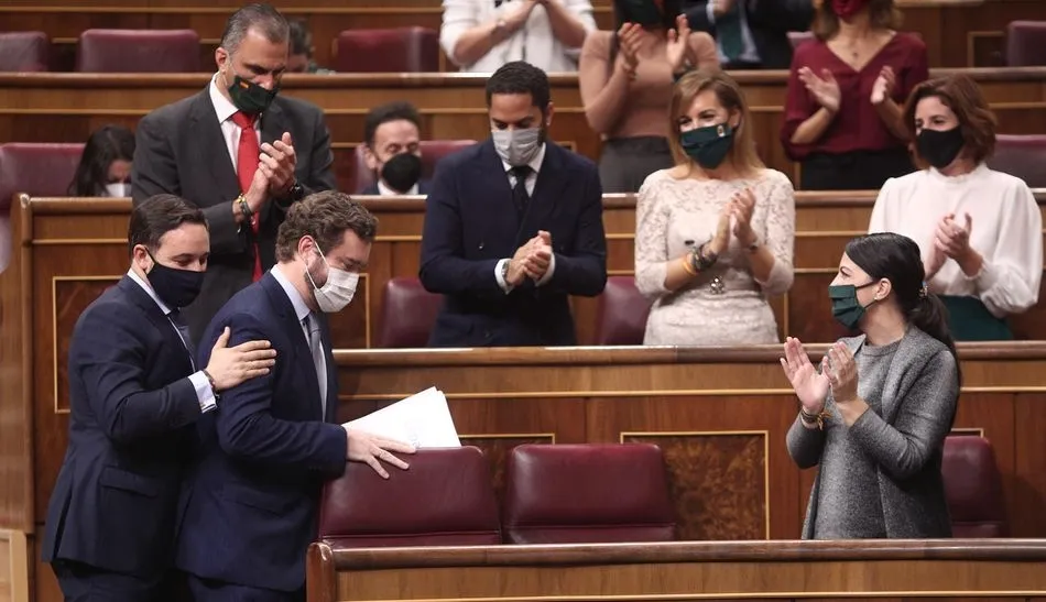 El presidente de Vox, Santiago Abascal, aplaudido por diputados de su partido | EP