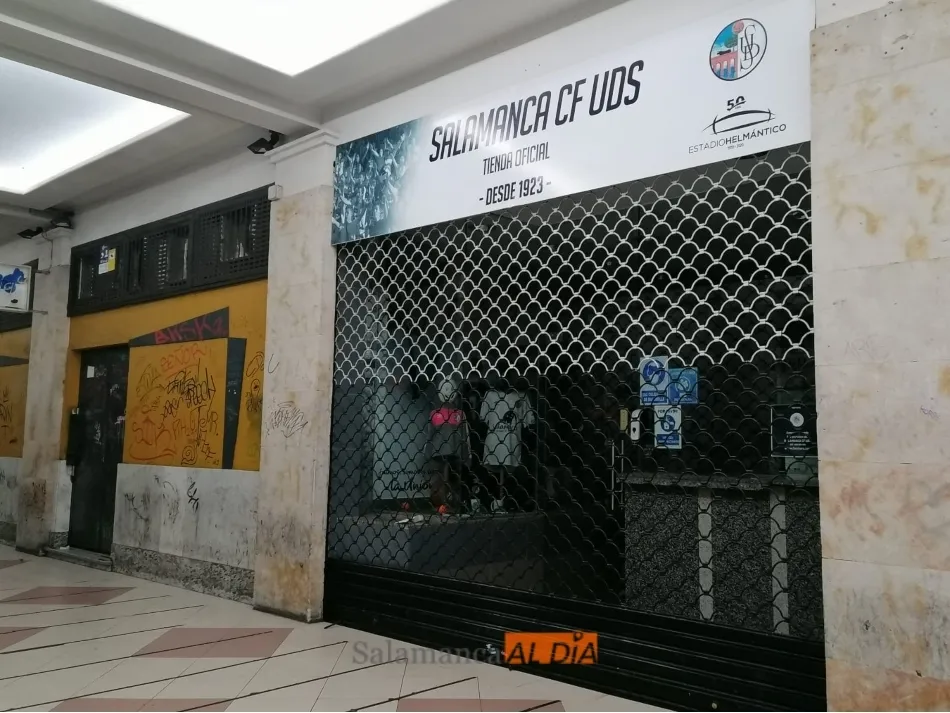 Foto 4 - La boutique del Salamanca UDS empieza a lucir merchandising de la nueva temporada: camisetas,...