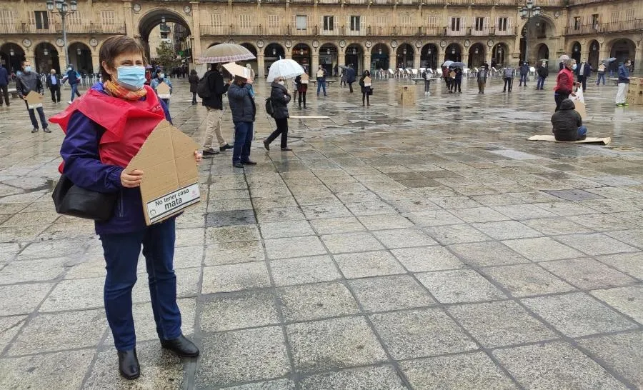 Acción reivindicativa de Cáritas en la Plaza Mayor. Foto EP
