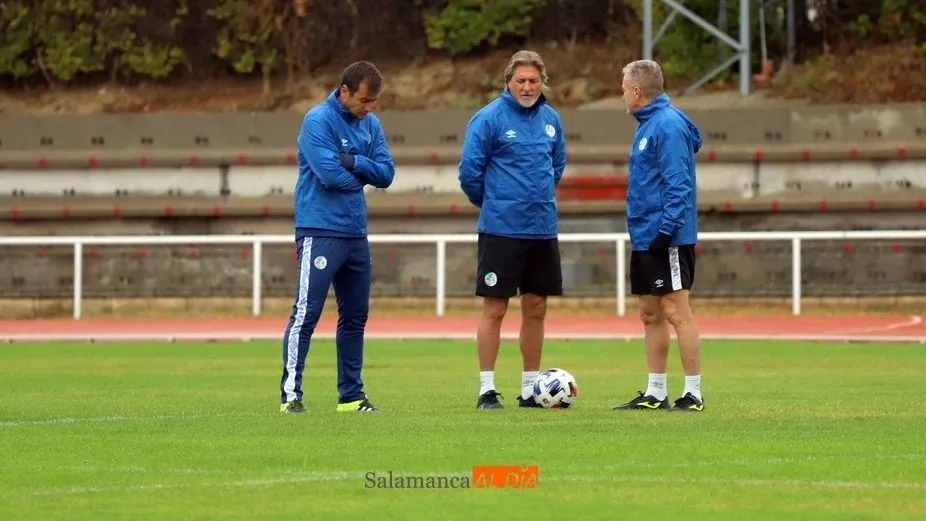 Sergio Egea, entrenador del Salamanca UDS, en el centro, en el entrenamiento de este jueves en las Pistas. Foto de Lydia González