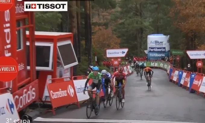 Dan Martin, a su entrada en la línea de meta